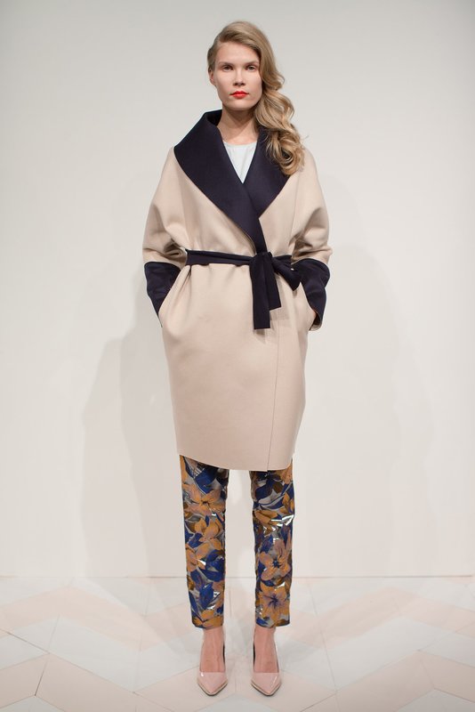 Beige coat coat with a contrast collar