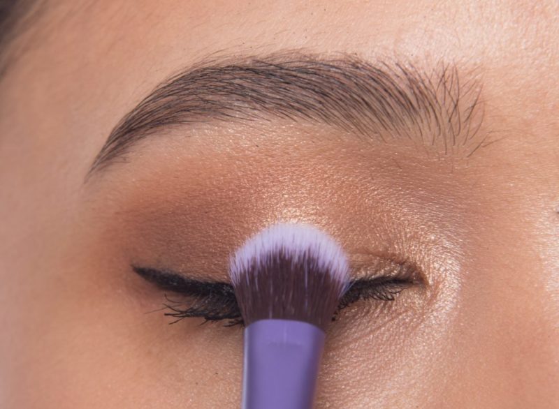 Eye shadow application Eye shadow application