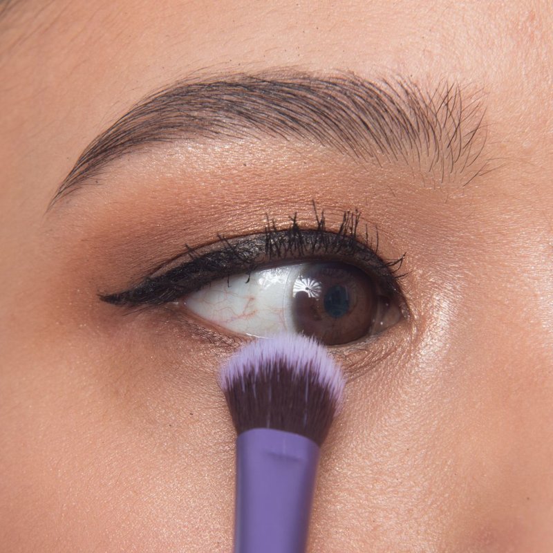 Eye shadow application Eye shadow application