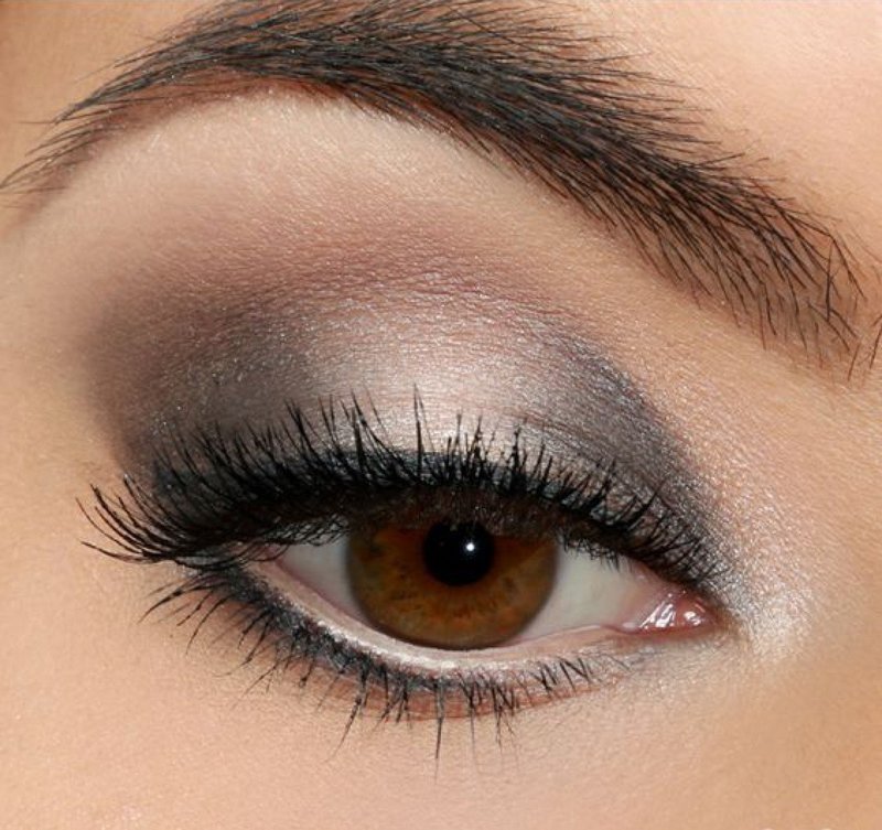 Evening makeup for a date Evening makeup for a date