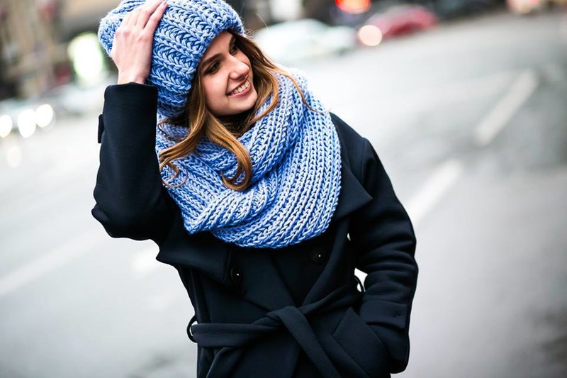 Female snood of heavenly color