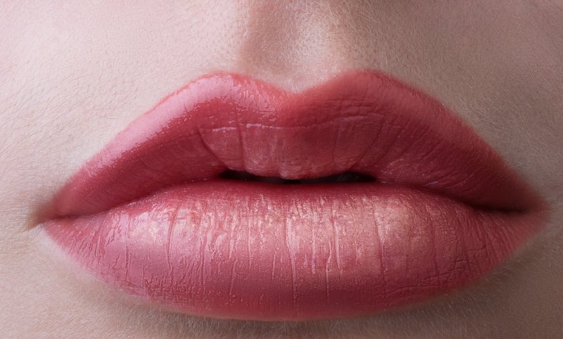 Lip contour with feathering