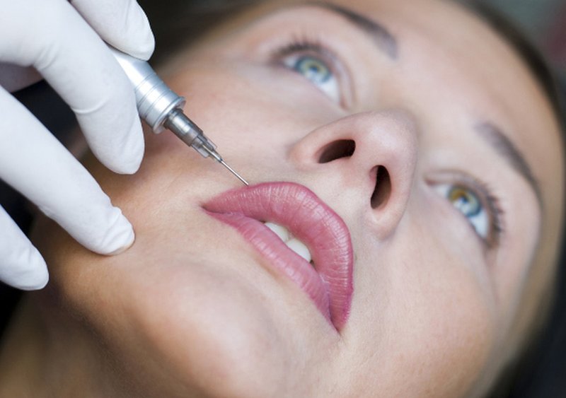 The procedure for applying pigment to the lips