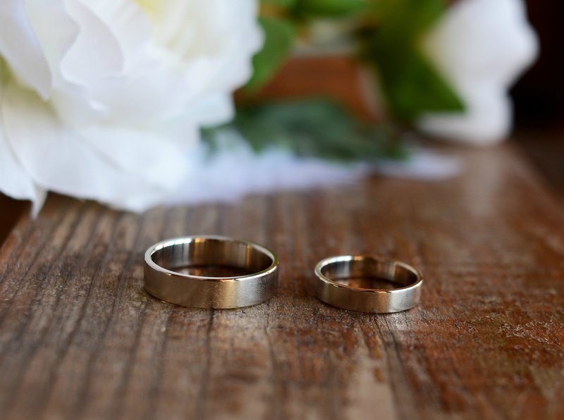 White gold barrel rings