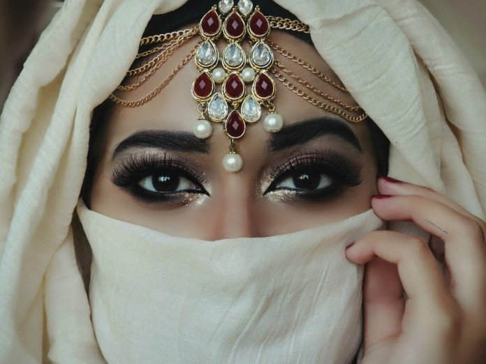Oriental makeup