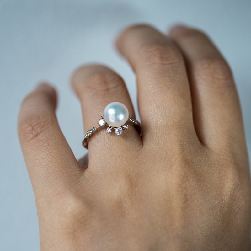 Ring with pearls