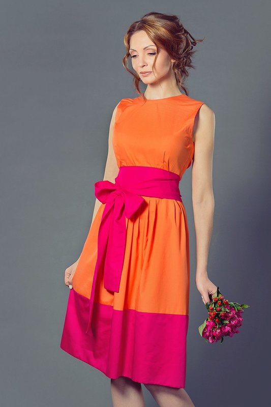 Dress with a wide bright belt Dress with a wide bright belt