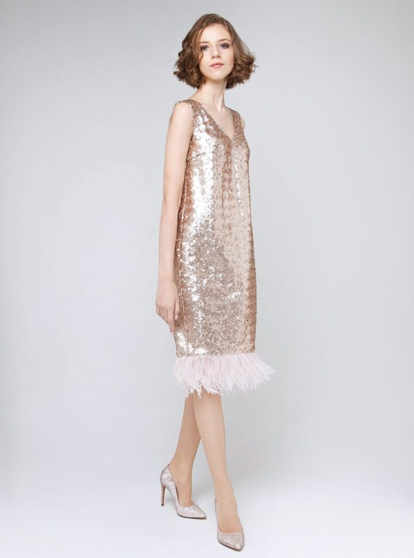 Dress with sequins and feathers on the hem Women's dresses: fashion trends for 2024