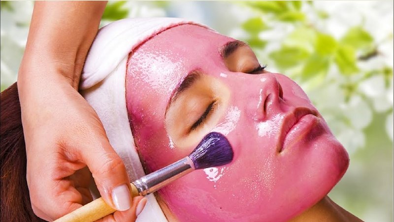 Apply a mask of strawberries to oily skin Apply a mask of strawberries to oily skin