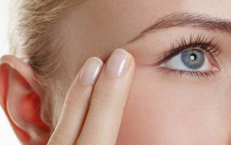 Smoothing wrinkles around the eyes
