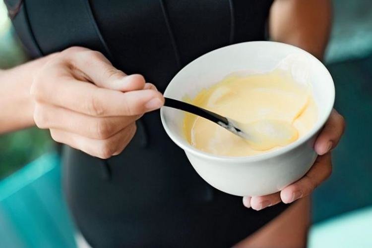 Mask of sour cream and honey