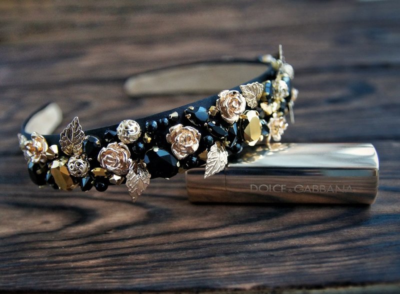 Bezel with flowers and stones