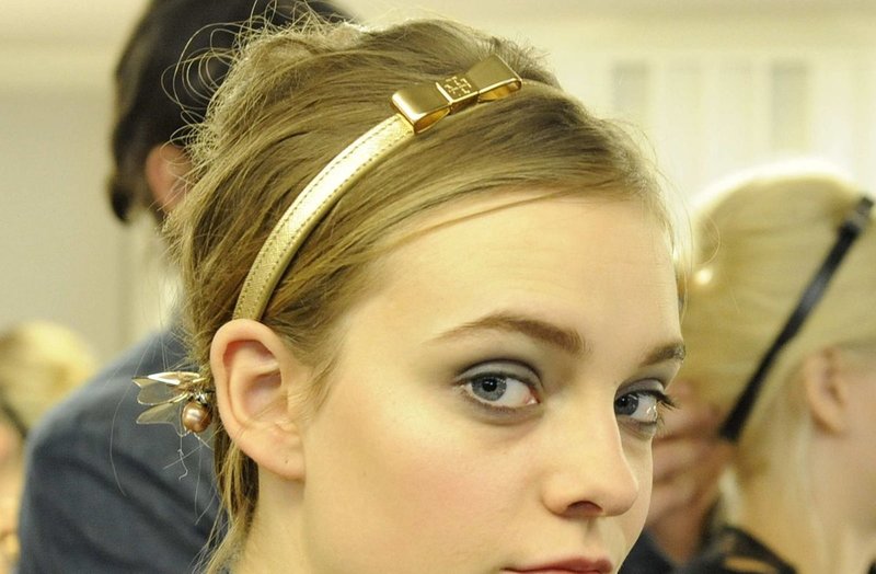 Bezel with a neat bow