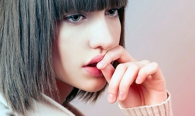 The reasons why a woman does not love herself