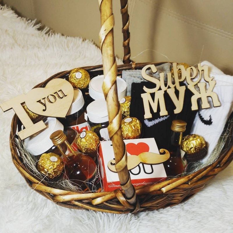Gift Basket Basket with coveted souvenirs