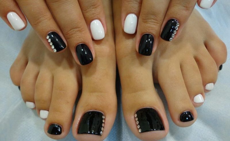 Black and white pedicure with rhinestones Black and white pedicure with rhinestones