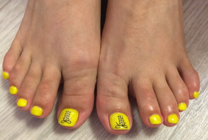 Yellow pedicure with rhinestones Yellow pedicure with rhinestones