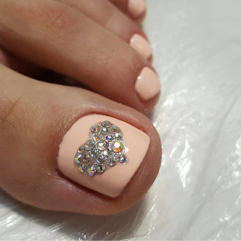 Heart pedicure with rhinestones Heart pedicure with rhinestones