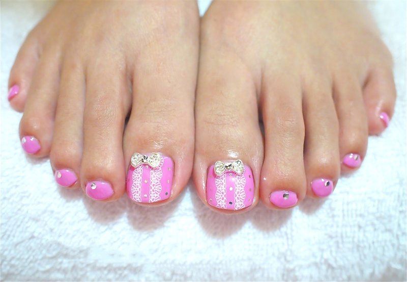 Pedicure with a bow Pink pedicure with a bow