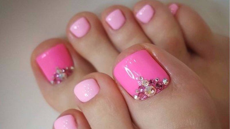Fashionable pink pedicure Pink pedicure with rhinestones