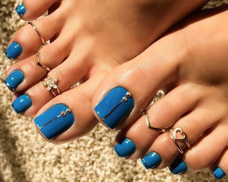 Azure-colored pedicure with rhinestones Blue pedicure with rhinestones