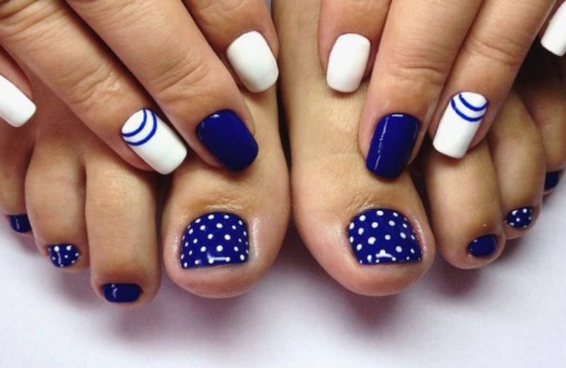 Fashionable pedicure with drawings Blue polka dot pattern