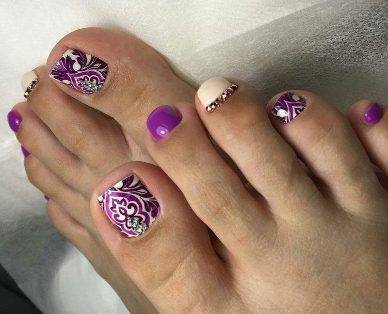 Lilac-beige pedicure with a pattern Lilac-white pedicure