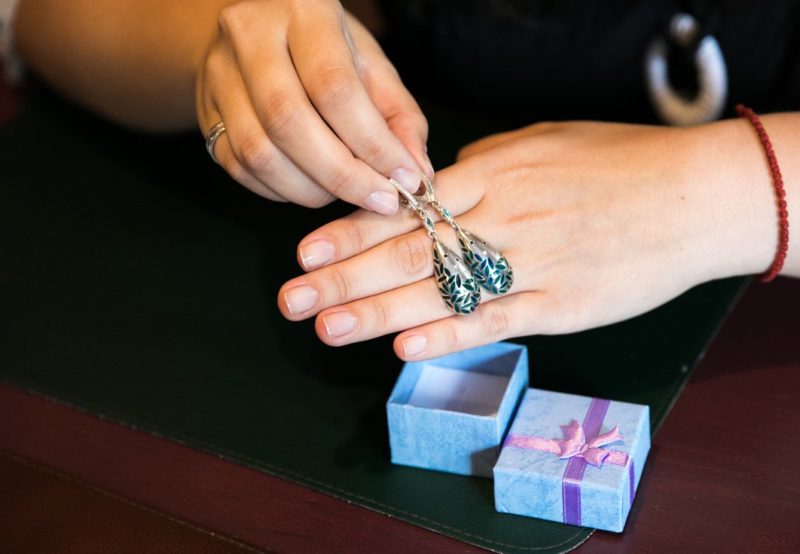 Get earrings as a gift in a dream