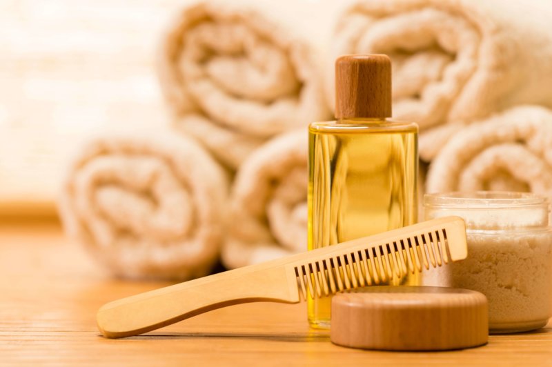 Jojoba oil and comb