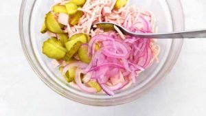 Salade bavaroise avec saucisse