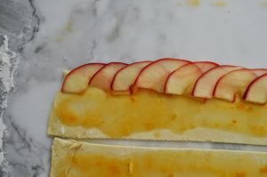 Roses from apples in puff pastry