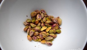 Salad with grapes and pistachios