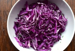 Salad with grapes and pistachios