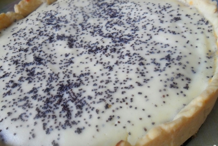 pirogue with poppy seeds