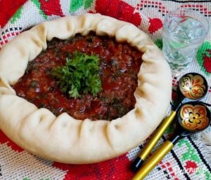Pie with meat in a slow cooker