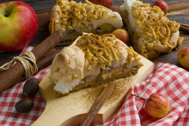 Galeta-s-iablokami-i-merengoi-02-640x426