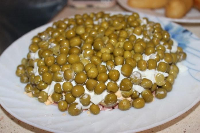 Salat-s-varenoj-kolbasoj-i-zelenym-goroshkom