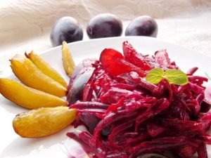 Sweet salad with plums and beets