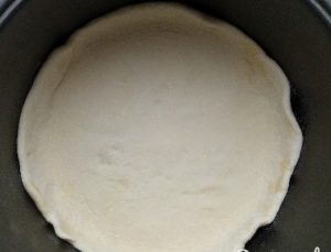 Pie with meat in a slow cooker