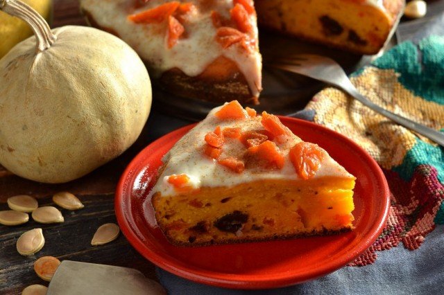 Tykvennyi-pirog-na-kefire-s-kuragoi-i-finikami-02-640x426