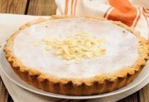 Pie with cottage cheese and banana