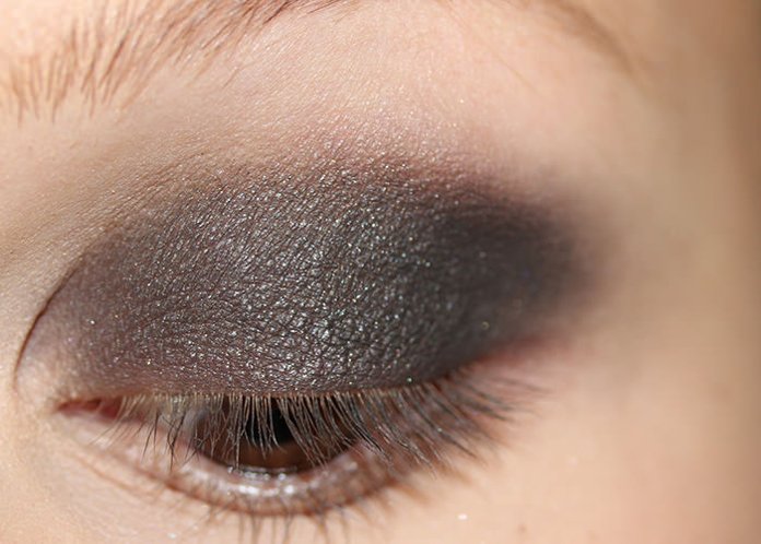 Drawing a dark base on the eyelid Drawing a dark base on the eyelid