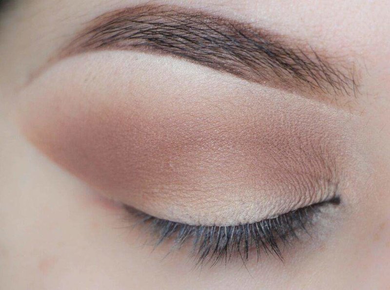 Drawing a two-color base on the eyelid