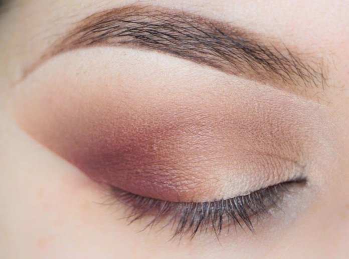 Highlighting the corner of the eye with a sheet technique