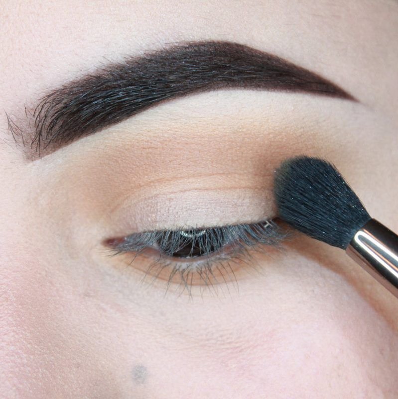 Apply eye shadow to the eyelid