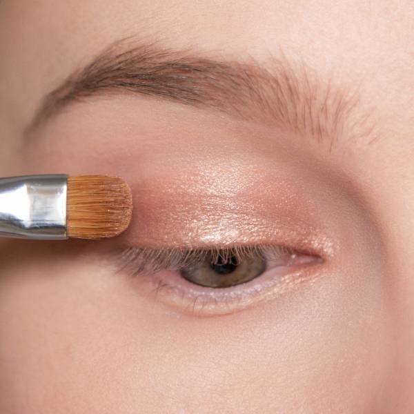 Application of color on a moving eyelid for everyday makeup Application of the main color on the eyelid for everyday makeup