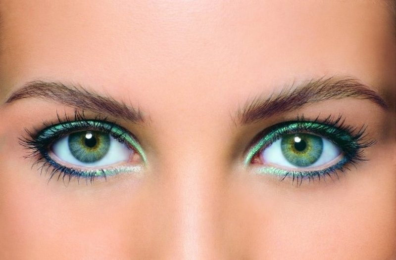 Makeup for green eyes with emerald blue eyeliner Makeup for green eyes with emerald eyeliner