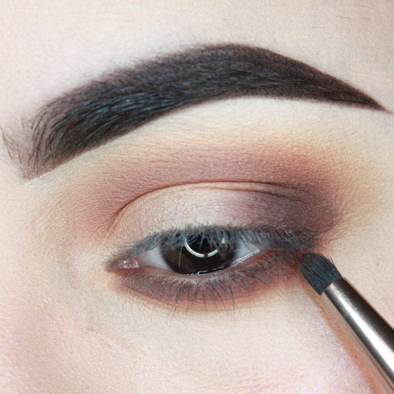 Highlighting a corner of the eye in a dark tone