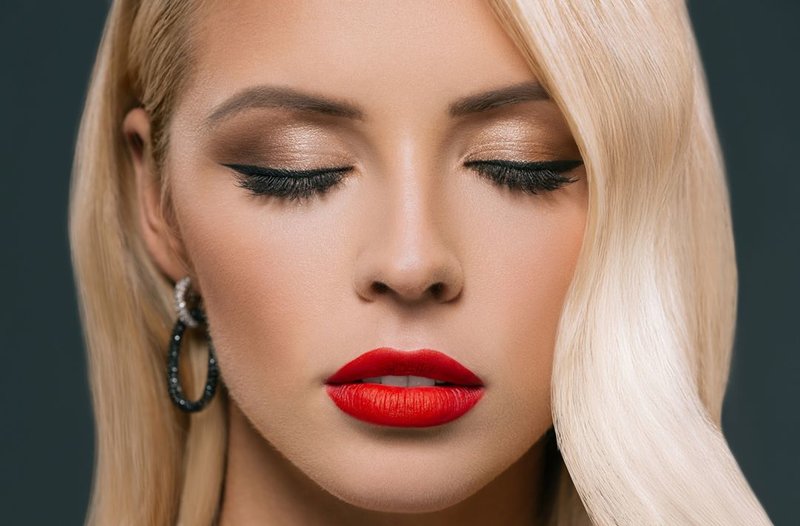 Makeup for brown-eyed blonde with red lipstick Makeup for brown-eyed blonde with red lipstick