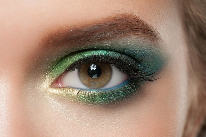 Bright green makeup for green-eyed girls Bright green makeup for green-eyed girls